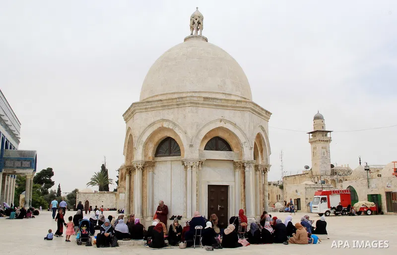Palestinian Muslim worshipers attend Friday prayers in front of the Dome of the Rock mosque al-Aqsa mosque, Islam's third holiest site, in Jerusalem's Old city on May 13, 2016. Photo by Mahfouz Abu Turk