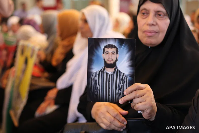 Palestinians take part in a protest demanding release the prisoners in Israeli jails, in front of Red cross office, in Gaza city, on May 16, 2016. Photo by Mohammed Asad