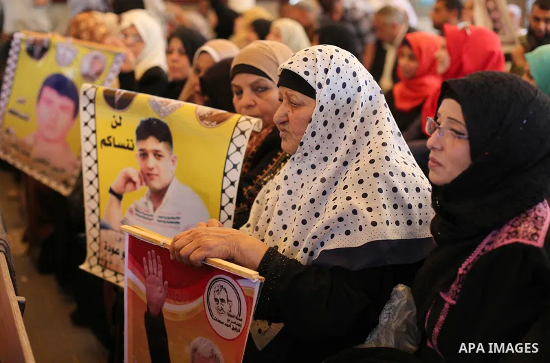 Palestinians take part in a protest demanding release the prisoners in Israeli jails, in front of Red cross office, in Gaza city, on May 16, 2016. Photo by Mohammed Asad