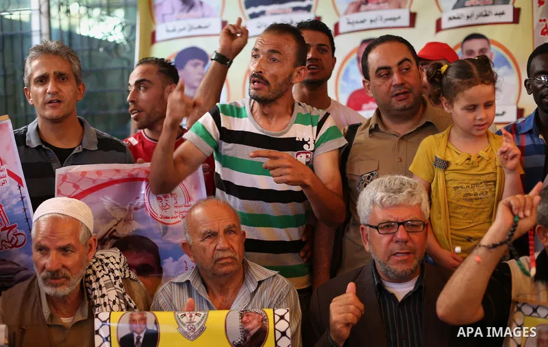 Palestinians take part in a protest demanding release the prisoners in Israeli jails, in front of Red cross office, in Gaza city, on May 16, 2016. Photo by Mohammed Asad