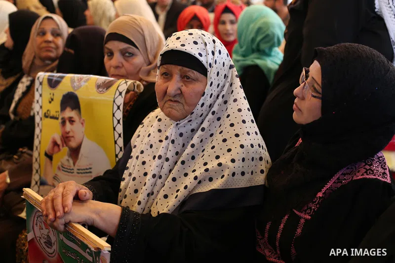 Palestinians take part in a protest demanding release the prisoners in Israeli jails, in front of Red cross office, in Gaza city, on May 16, 2016. Photo by Mohammed Asad