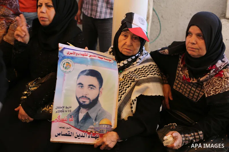 Palestinians take part in a protest demanding release the prisoners in Israeli jails, in front of Red cross office, in Gaza city, on May 16, 2016. Photo by Mohammed Asad