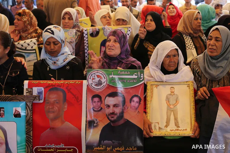 Palestinians take part in a protest demanding release the prisoners in Israeli jails, in front of Red cross office, in Gaza city, on May 16, 2016. Photo by Mohammed Asad