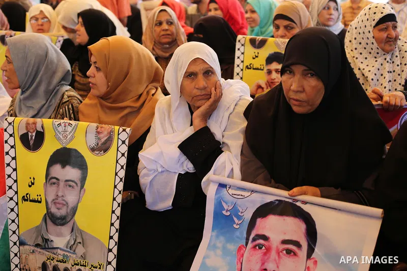 Palestinians take part in a protest demanding release the prisoners in Israeli jails, in front of Red cross office, in Gaza city, on May 16, 2016. Photo by Mohammed Asad
