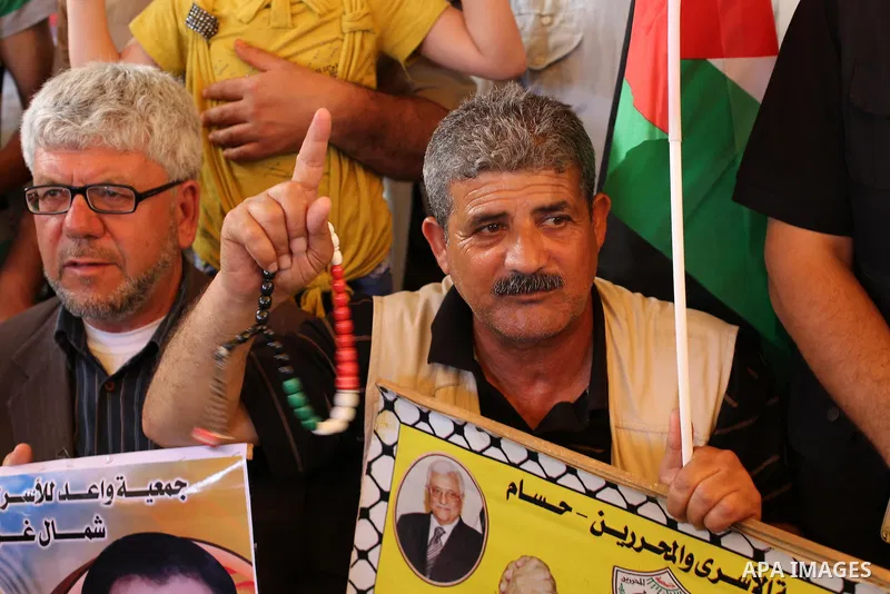 Palestinians take part in a protest demanding release the prisoners in Israeli jails, in front of Red cross office, in Gaza city, on May 16, 2016. Photo by Mohammed Asad