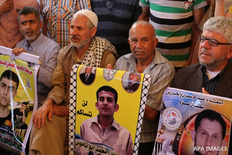 Palestinians take part in a protest demanding release the prisoners in Israeli jails, in front of Red cross office, in Gaza city, on May 16, 2016. Photo by Mohammed Asad