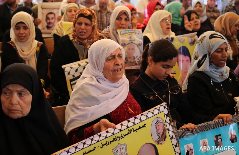 Palestinians take part in a protest demanding release the prisoners in Israeli jails, in front of Red cross office, in Gaza city, on May 16, 2016. Photo by Mohammed Asad