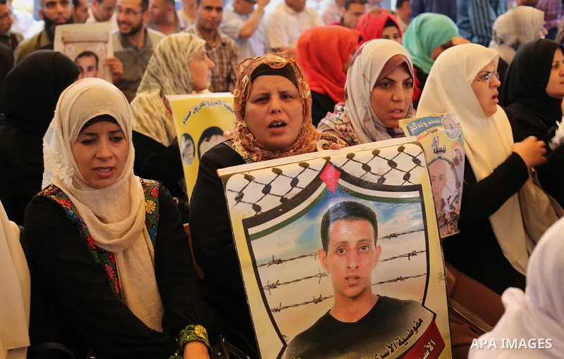 Palestinians take part in a protest demanding release the prisoners in Israeli jails, in front of Red cross office, in Gaza city, on May 16, 2016. Photo by Mohammed Asad