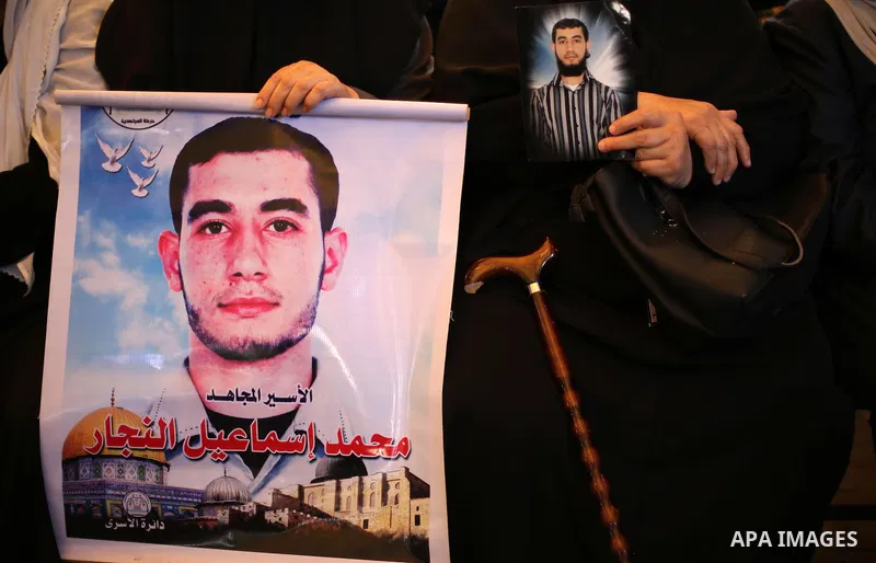 Palestinians take part in a protest demanding release the prisoners in Israeli jails, in front of Red cross office, in Gaza city, on May 16, 2016. Photo by Mohammed Asad