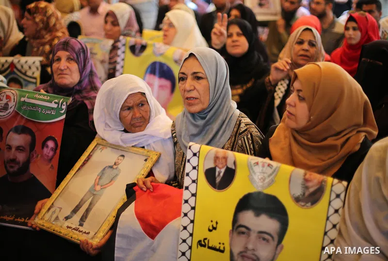 Palestinians take part in a protest demanding release the prisoners in Israeli jails, in front of Red cross office, in Gaza city, on May 16, 2016. Photo by Mohammed Asad