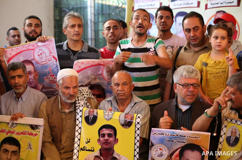 Palestinians take part in a protest demanding release the prisoners in Israeli jails, in front of Red cross office, in Gaza city, on May 16, 2016. Photo by Mohammed Asad