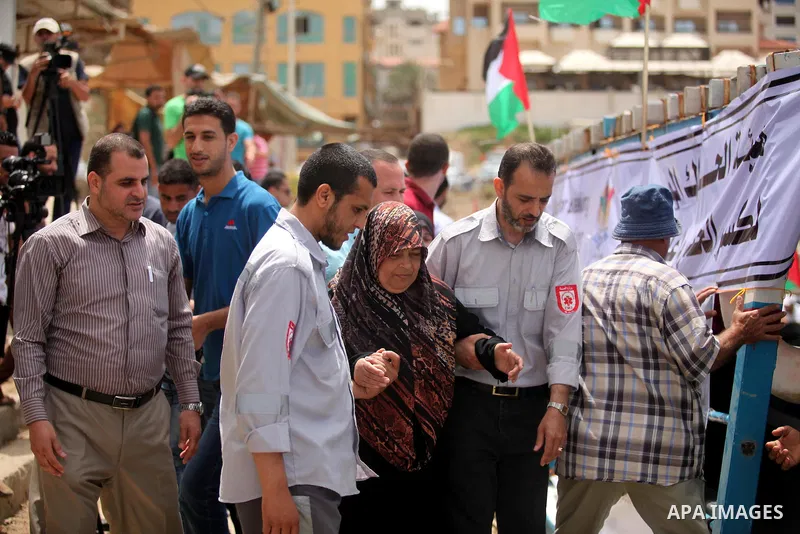 Palestinian patients take part during a protest demanding for treatment abroad, at the Seaport of Gaza City on May 18, 2016. Photo by Ashraf Amra