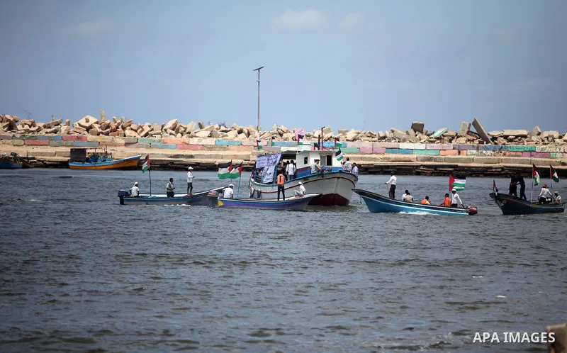 Palestinian patients take part during a protest demanding for treatment abroad, at the Seaport of Gaza City on May 18, 2016. Photo by Ashraf Amra