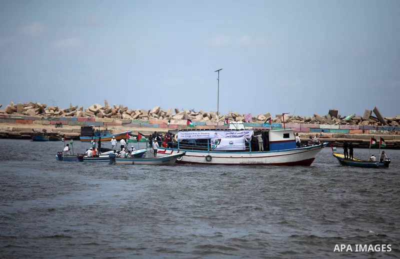 Palestinian patients take part during a protest demanding for treatment abroad, at the Seaport of Gaza City on May 18, 2016. Photo by Ashraf Amra