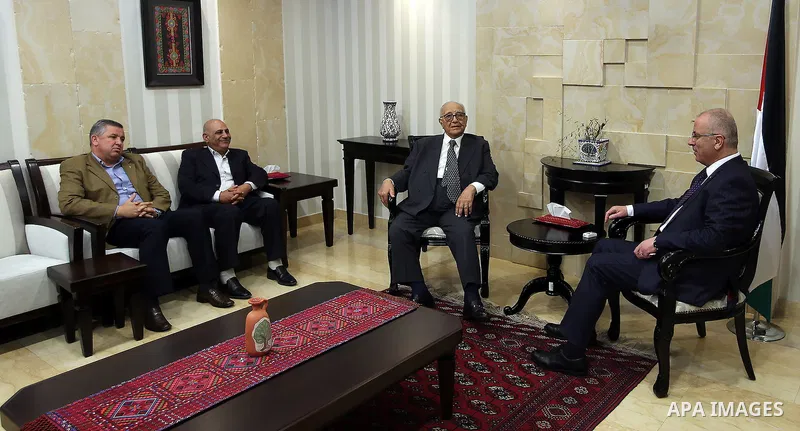 Palestinian Prime Minister, Rami Hamadallah, meets with Former Jordanian Prime Minister Abdul Salam Majali, in the West Bank city of Ramallah, on May 18, 2016. Photo by Prime Minister Office