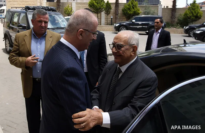 Palestinian Prime Minister, Rami Hamadallah, meets with Former Jordanian Prime Minister Abdul Salam Majali, in the West Bank city of Ramallah, on May 18, 2016. Photo by Prime Minister Office