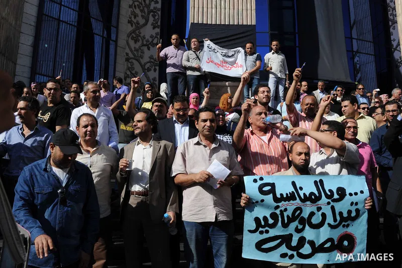 Egyptian Journalists and activists chant slogans and hold banners during a protest in front of the Journalists' Syndicate in Cairo, Egypt, on May 18, 2016. Egypt's journalists' syndicate called for the dismissal of the i...