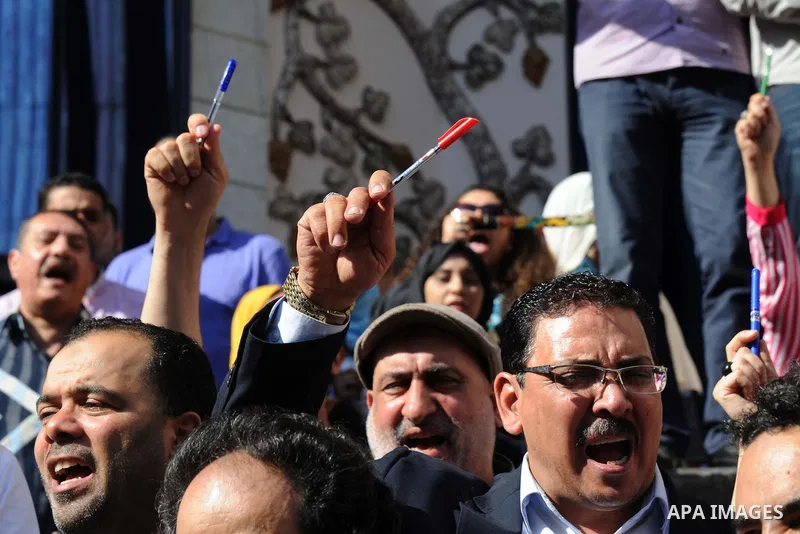 Egyptian Journalists and activists chant slogans and hold banners during a protest in front of the Journalists' Syndicate in Cairo, Egypt, on May 18, 2016. Egypt's journalists' syndicate called for the dismissal of the i...