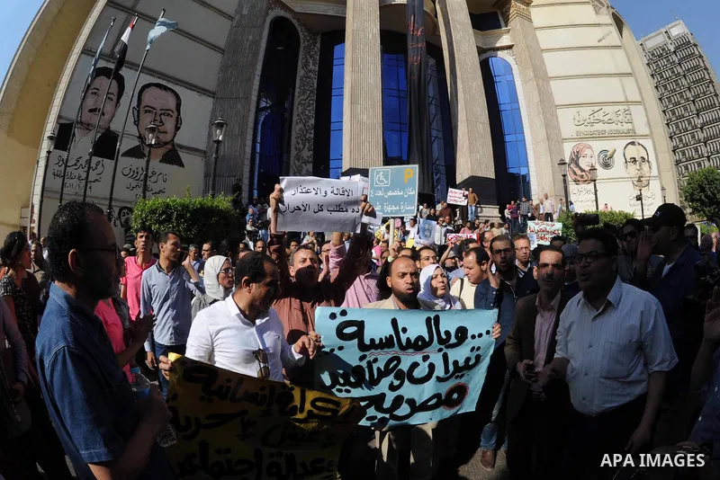 Egyptian Journalists and activists chant slogans and hold banners during a protest in front of the Journalists' Syndicate in Cairo, Egypt, on May 18, 2016. Egypt's journalists' syndicate called for the dismissal of the i...