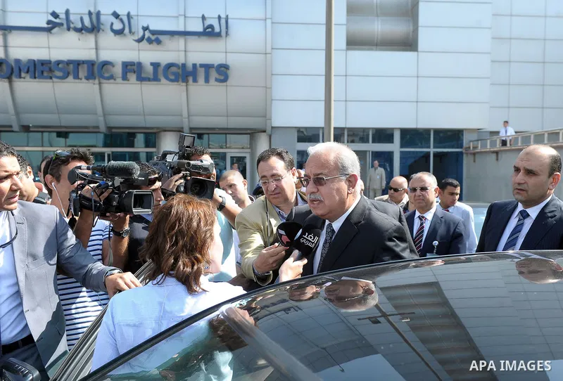 Egyptian Prime Minister Sherif Ismail (R) speaks to reporters after arriving at airport to follow up the incident of the missing EgyptAir flight MS804, Cairo, Egypt, 19 May 2016. According to media reports quoting EgyptA...
