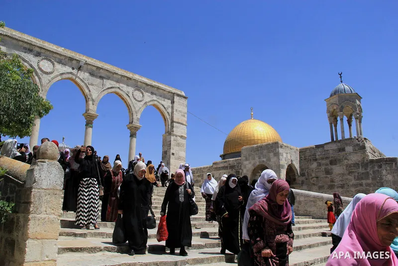 Palestinian Muslim worshipers walk in front of the Dome of the Rock mosque following Friday prayers at al-Aqsa mosque,Islam's third holiest site, in Jerusalem's Old city on May 20, 2016. Photo by Mahfouz Abu Turk