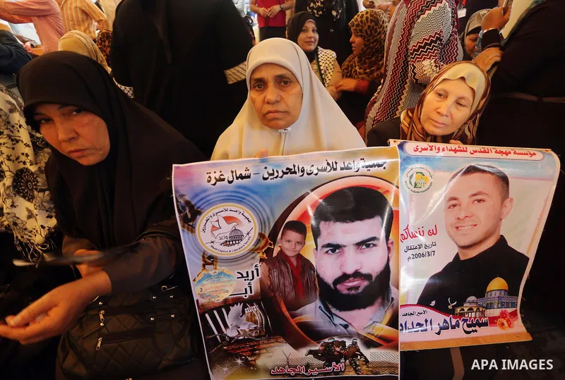 Palestinians take part in a protest demanding release the prisoners in Israeli jails, in front of Red cross office, in Gaza city, on May 23, 2016. Photo by Mohammed Asad