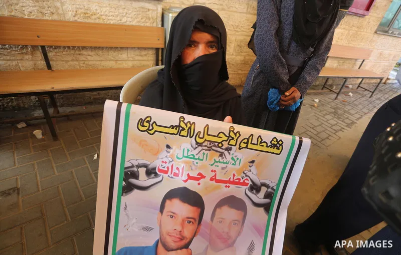 Palestinians take part in a protest demanding release the prisoners in Israeli jails, in front of Red cross office, in Gaza city, on May 23, 2016. Photo by Mohammed Asad