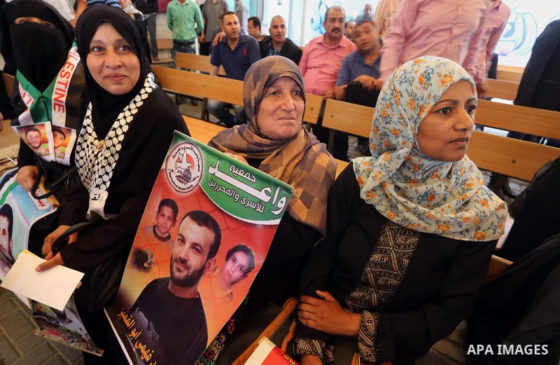 Palestinians take part in a protest demanding release the prisoners in Israeli jails, in front of Red cross office, in Gaza city, on May 23, 2016. Photo by Mohammed Asad