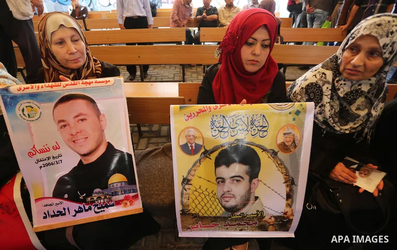 Palestinians take part in a protest demanding release the prisoners in Israeli jails, in front of Red cross office, in Gaza city, on May 23, 2016. Photo by Mohammed Asad