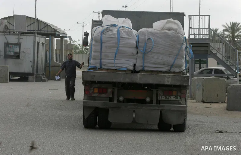 Loaded trucks cross the Kerem Shalom crossing to Rafah in southern Gaza Strip on May 23, 2016. Israel said on May 22 it was lifting a ban imposed last month on private imports of cement to the Hamas-run Gaza Strip. The b...