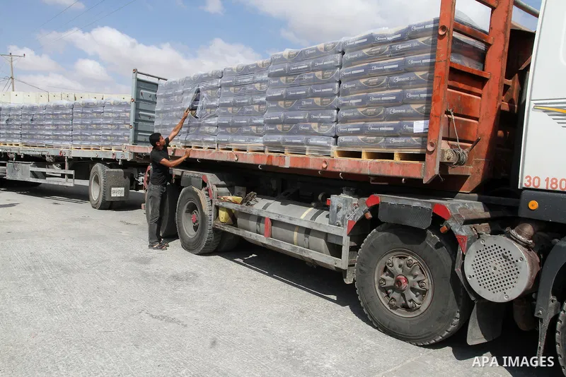 Loaded trucks cross the Kerem Shalom crossing to Rafah in southern Gaza Strip on May 23, 2016. Israel said on May 22 it was lifting a ban imposed last month on private imports of cement to the Hamas-run Gaza Strip. The b...