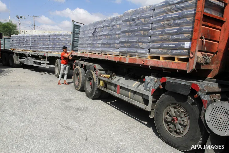 Loaded trucks cross the Kerem Shalom crossing to Rafah in southern Gaza Strip on May 23, 2016. Israel said on May 22 it was lifting a ban imposed last month on private imports of cement to the Hamas-run Gaza Strip. The b...