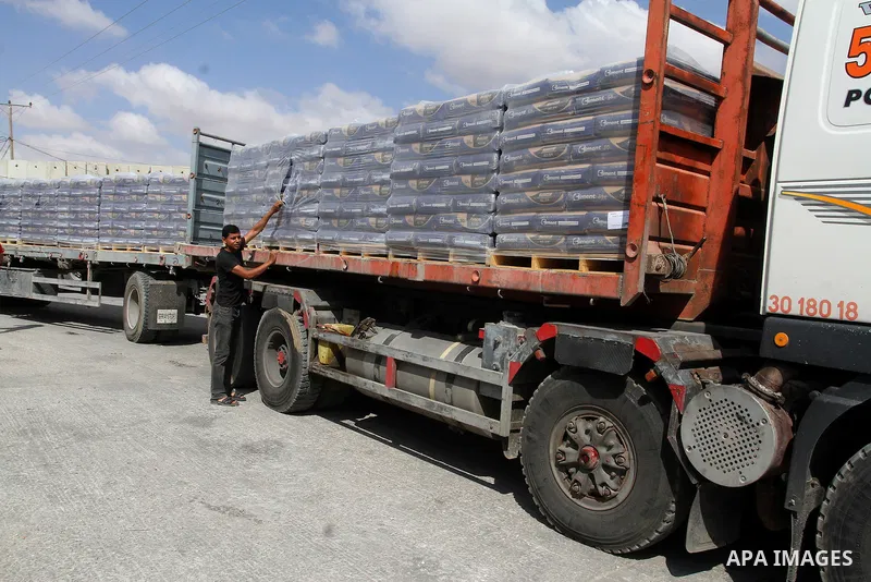 Loaded trucks cross the Kerem Shalom crossing to Rafah in southern Gaza Strip on May 23, 2016. Israel said on May 22 it was lifting a ban imposed last month on private imports of cement to the Hamas-run Gaza Strip. The b...