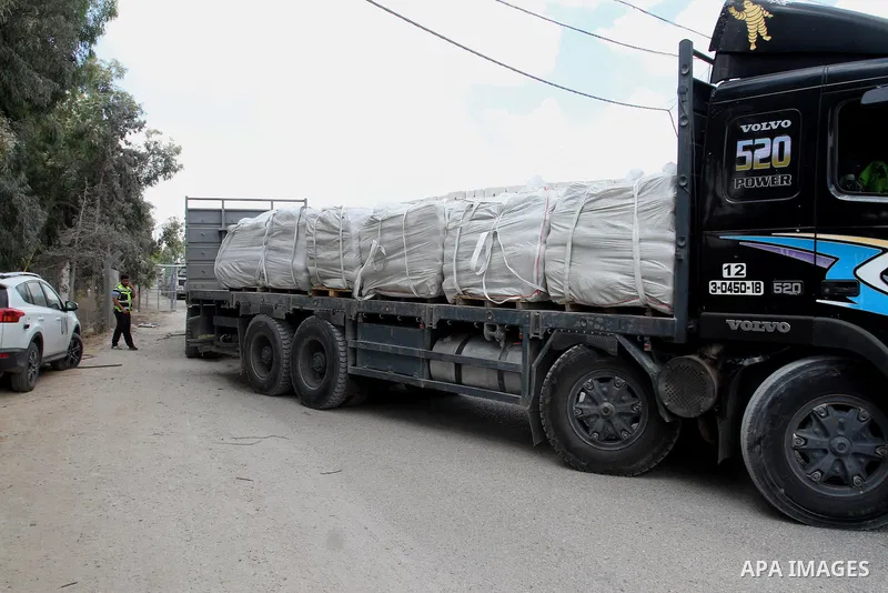 Loaded trucks cross the Kerem Shalom crossing to Rafah in southern Gaza Strip on May 23, 2016. Israel said on May 22 it was lifting a ban imposed last month on private imports of cement to the Hamas-run Gaza Strip. The b...