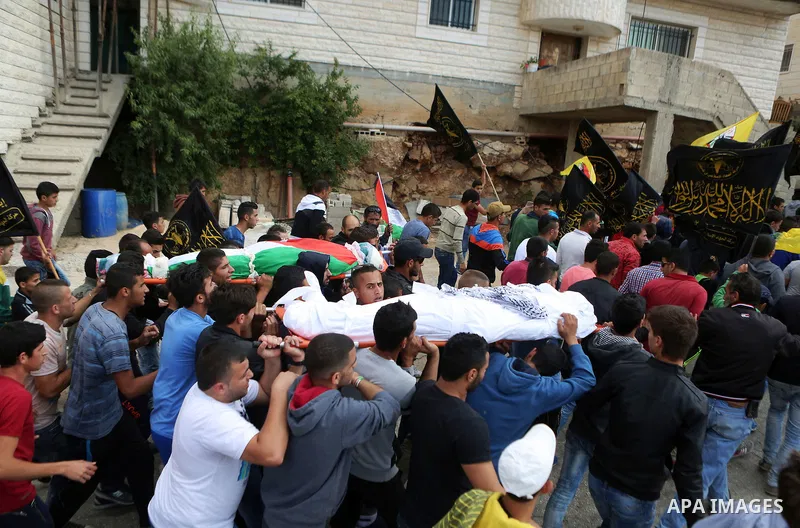 Mourners carry the bodies of Palestinian woman Maram Abu Ismail and her brother Ibrahim Taha, who were shot dead by Israeli police last month, during their funeral near the West Bank city of Ramallah May 23, 2016. Photo...