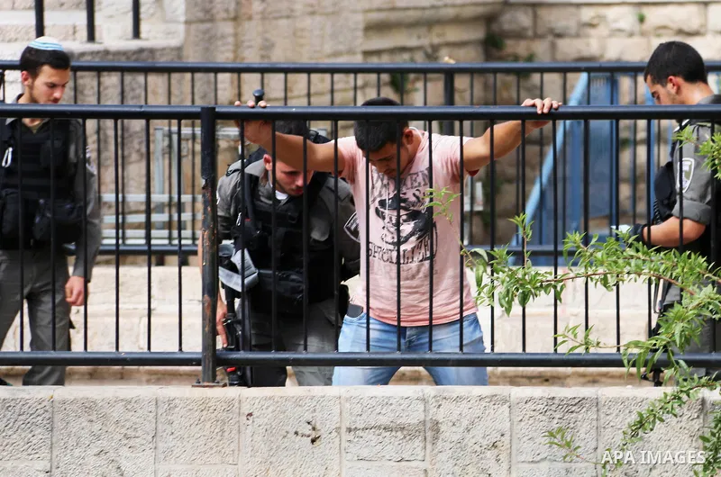 Israeli police arrest a Palestinian youth in Jerusalem's Old City on May 23, 2016. Photo by Mahfouz Abu Turk
