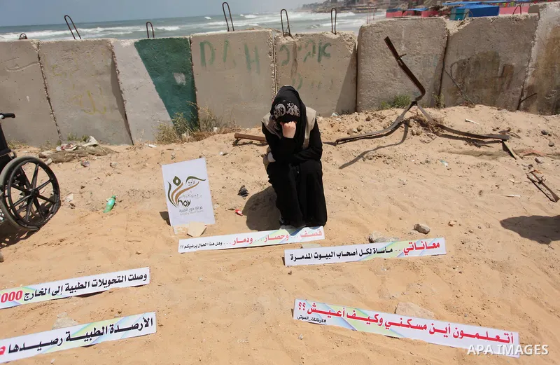Palestinians take part in a protest against the Israeli blockade of the Gaza Strip at the Gaza seaport, on May 24, 2016. Photo by Ashraf Amra