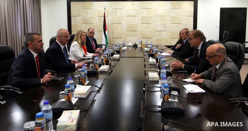 Palestinian Prime Minister Rami Hamdallah meets with a delegation of the German parliament, in the West Bank city of Ramallah, on May 24, 2016. Photo by Prime Minister Office