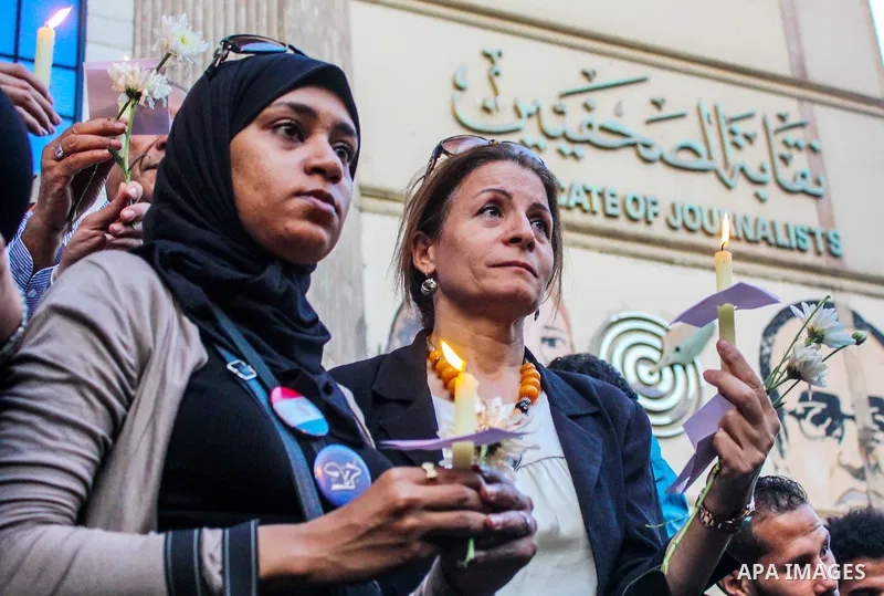 Egyptian journalists hold candles and placards supporting EgyptAir during a candlelight vigil for the victims of EgyptAir flight 804 in front of the Journalists' Syndicate in Cairo, Egypt, on May 24, 2016. The cause of T...