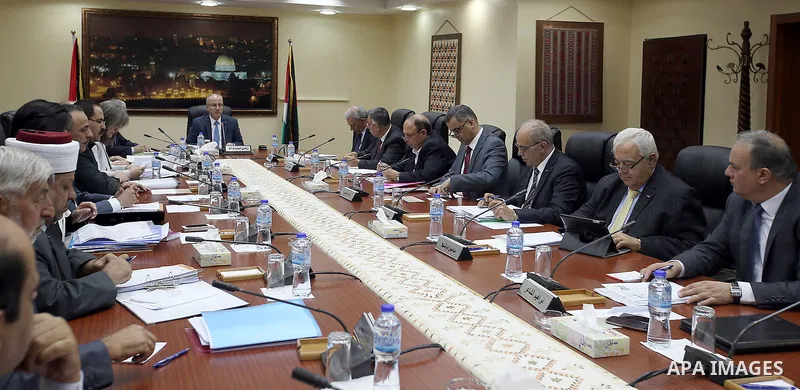 Palestinian Prime Minister, Rami hamdallah, chairs a meeting of the ministers council, in the West bank city of Ramallah, on May 25, 2016. Photo by Prime Minister Office