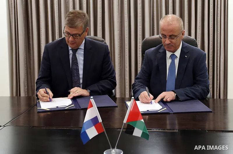 Palestinian Prime Minister Rami Hamdallah meets with representative for the Netherlands to the Palestinian Authority Peter Mollema, in the West Bank city of Ramallah, on May 25, 2016. Photo by Prime Minister Office