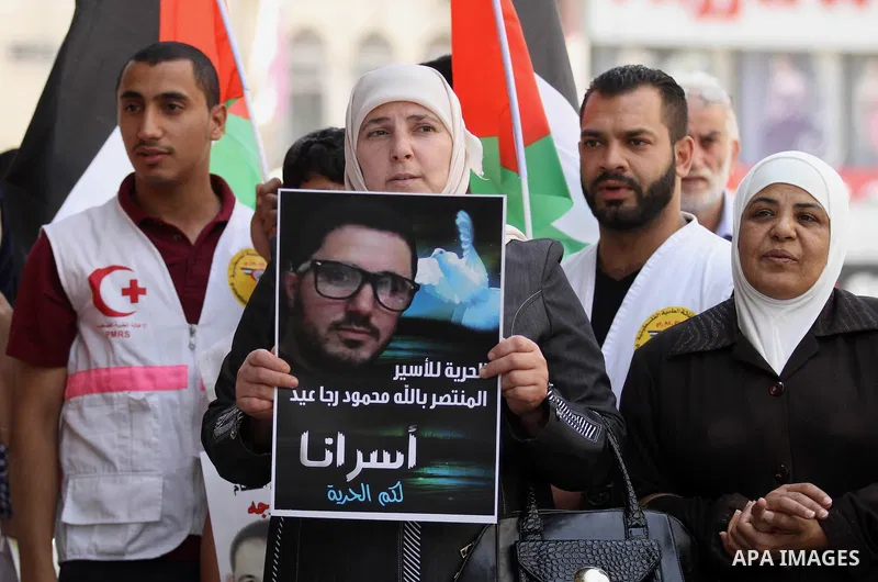 Palestinian relatives of patient prisoners in Israeli jails take part in a protest demanding for their release,in the West Bank city of Nablus on May 26, 2016. Photo by Nedal Eshtayah