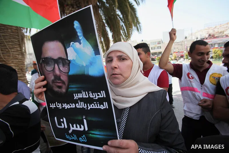 Palestinian relatives of patient prisoners in Israeli jails take part in a protest demanding for their release,in the West Bank city of Nablus on May 26, 2016. Photo by Nedal Eshtayah