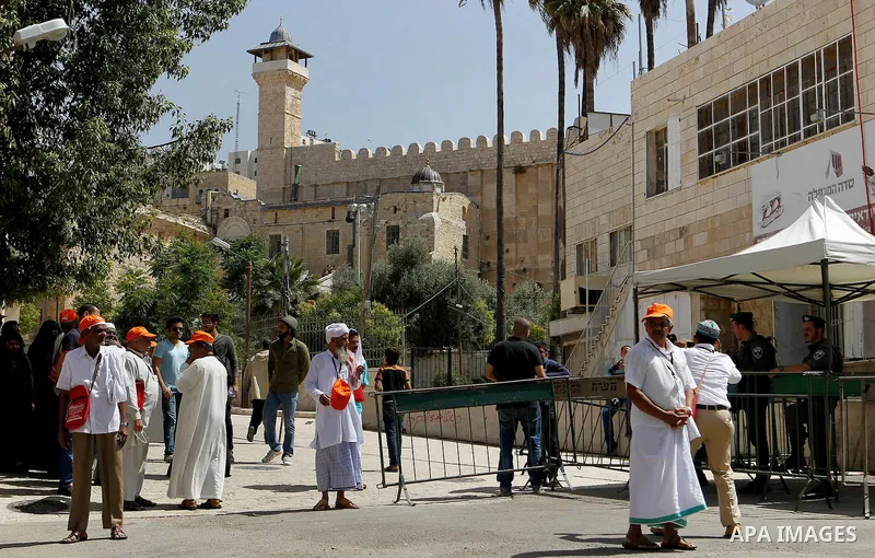 Turkish Muslim tourists make their way to the Ibrahimi mosque to pray in the Old Ciity of Hebron, 26 May 2016. The numbers of Turkish visitors increased compared to pervious years. Photo by Wisam Hashlamoun