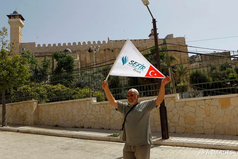 Turkish Muslim tourists make their way to the Ibrahimi mosque to pray in the Old Ciity of Hebron, 26 May 2016. The numbers of Turkish visitors increased compared to pervious years. Photo by Wisam Hashlamoun