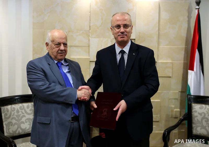 Palestinian Prime Minister, Rami Hamdallah, receives the Annual report of the Anti-Corruption Commission for 2015 in the West Bank city of Ramallah on May 26 , 2016.Photo by Prime Minister Office