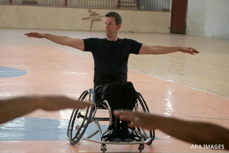 An American coach Jess marc, trains disabled Palestinians to play a basketball in Khan Younis in the southern Gaza strip, on May 26, 2016. Photo by Abed Rahim Khatib