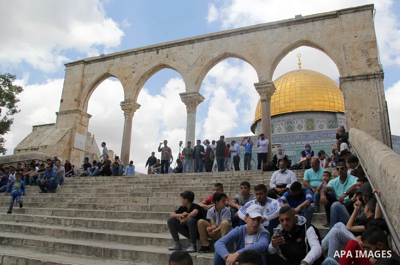 Palestinian Muslim worshipers attend Friday prayers outside al-Aqsa mosque, Islam's third holiest site, in Jerusalem's Old city on May, 27, 2016. Photo by Mahfouz Abu Turk
