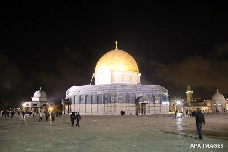 Palestinian Muslim worshipers walk in front of the Dome of the Rock mosque following Friday prayers at al-Aqsa mosque,Islam's third holiest site, in Jerusalem's Old city on May 27, 2016. Photo by Mahfouz Abu Turk