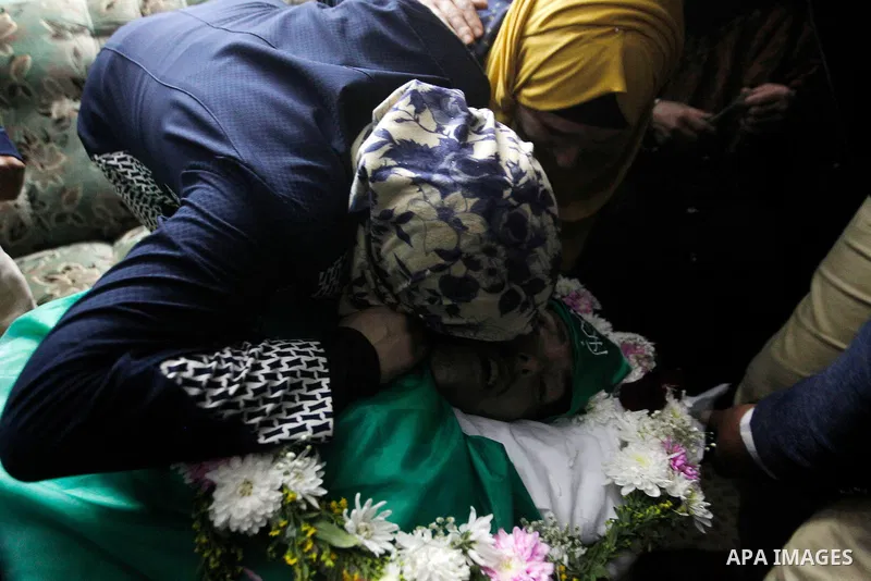 Palestinians carry the body of Abdulfattah Shareef during his funeral in the West Bank city of Hebron May 28 2016. Shareef was shoot dead by Israeli soldiers after he stabbed a soldier in Hebron, army said, a video taken...